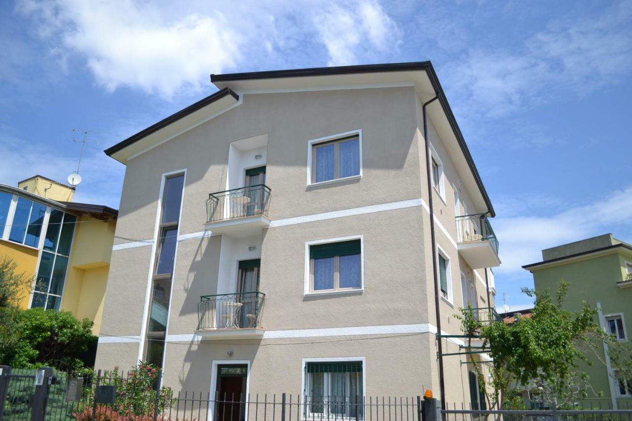 Le Bouganville Apartment Ντεζεντσάνο ντελ Γκάρντα Εξωτερικό φωτογραφία